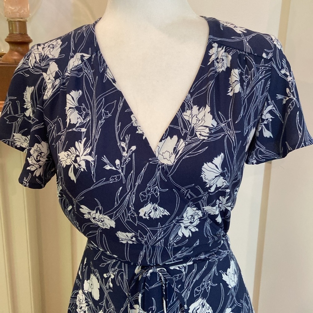 Leith Navy and White Floral Short Sleeve MIDI Wrap Dress Size Small - Picture 4 of 10